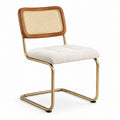 Sedia con seduta in tessuto crema e schienale in rattan, struttura in metallo dorato
